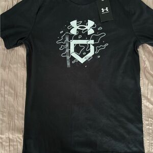 Under Armour- Loose Black Short Sleeve Tee with Graphic Design
